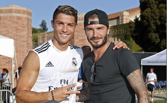 内马尔在桑托斯关键比赛中上演帽子戏法，助球队保级成功，展现坚韧与决心。