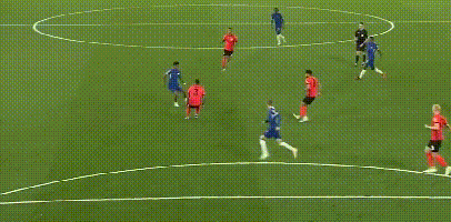 邵佳一独立带队时间不足一年半，此前曾担任国足助教